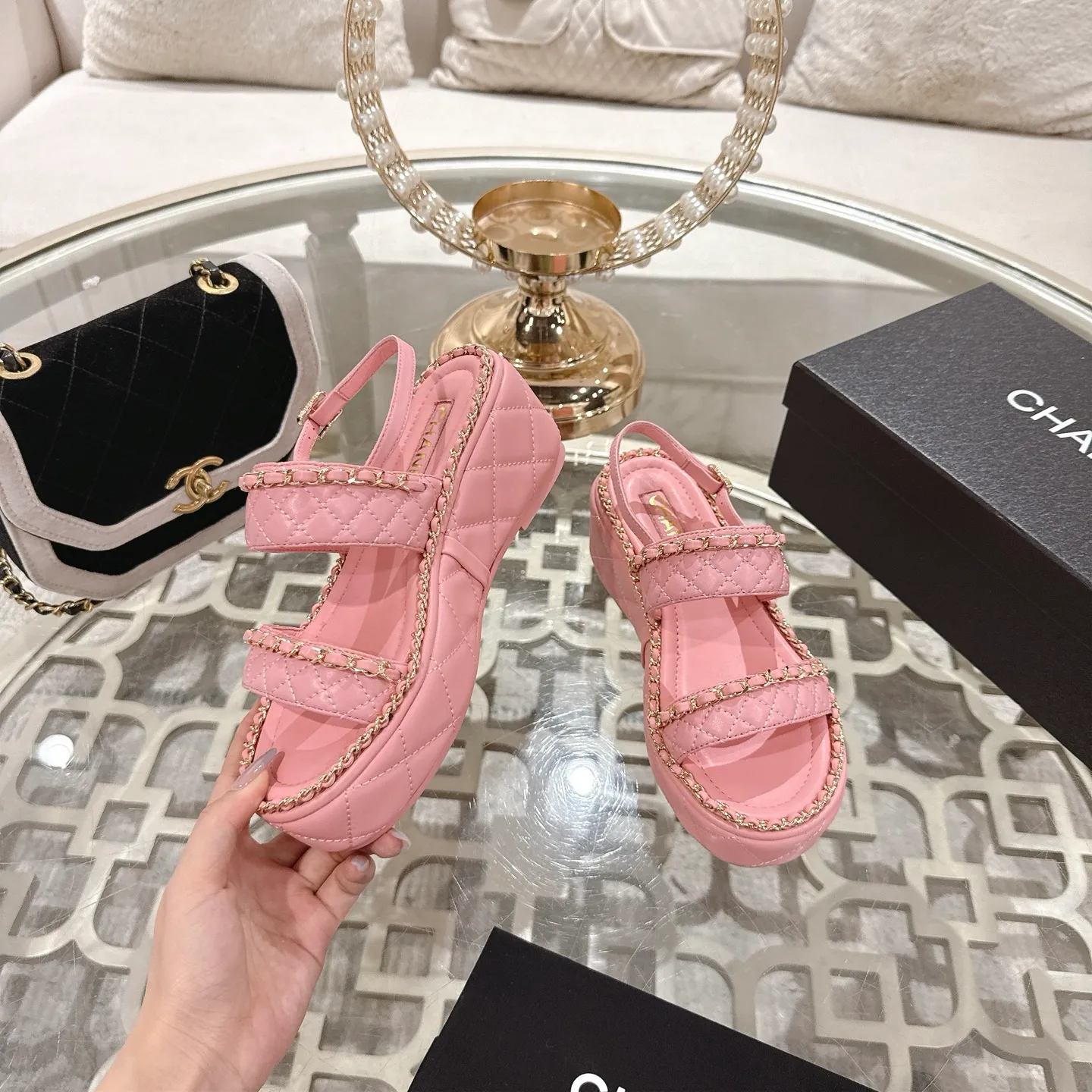 👟👟Ex-factory price 600👟👟 𝐂𝐇𝐀𝐍𝐄𝐋 | Xiaoxiang 25𝐬𝐬 🦋2025 Spring and Summer New Products Counter Classic Xiaoxiang Double C Diamond Chain Slippers Series New〰 🍬 The absolute best in the BS fashion circle. Matching will perform meticulously Minimalist, classic elements that will never fade away 💋 Show unique dressing style, too beautiful to say anything. A must-have for summer... Upper: Original high-customized lambskin Lining: Imported mixed sheepskin lining Outsole: Original molded non-slip outsole Shoe size: 35-39 (34.40.41.42 customization is not returnable)